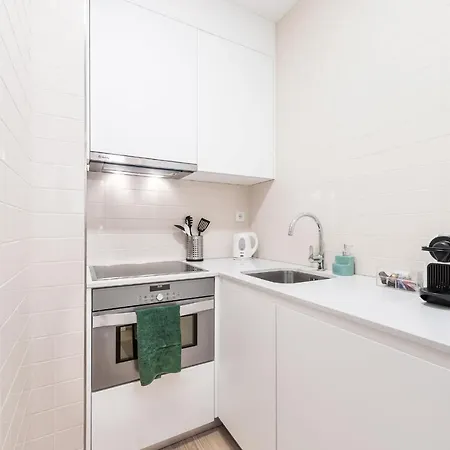 Lovelystay - 1Br Flat W Ac And Balcony By Aliados Porto Exterior photo