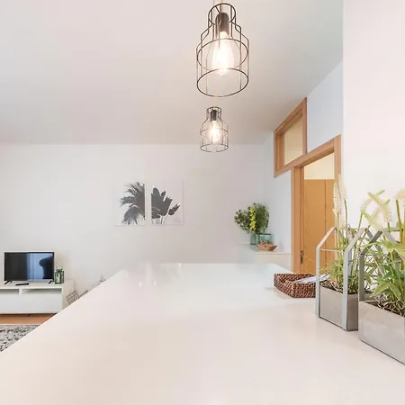 Lovelystay - 1Br Flat W Ac And Balcony By Aliados Porto Exterior photo