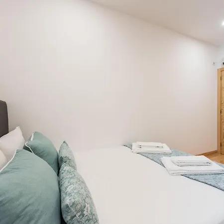 Lovelystay - 1Br Flat W Ac And Balcony By Aliados Porto Exterior photo